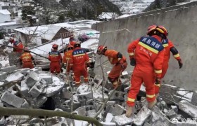 昭通镇雄发生山体滑坡 云南消防紧急出动812人全力救援