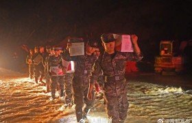 争分夺秒抗洪抢险，广东300名武警战士挺进孤岛打通生命线